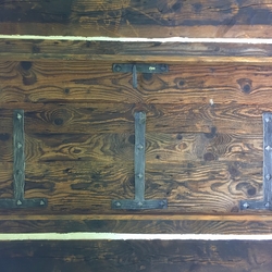 Geschmiedete Accessoires an den Tren einer Vintage-Wochenendhaus