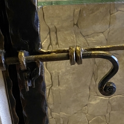 Geschmiedeter Riegel an einer Vitrine in einem historischen Gebude