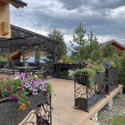Terrassengeländer mit eingebauten Blumentöpfen haben das Tatra-Hütte belebt – entworfen und hergestellt von UKOVMI Terrassengeländer mit eingebauten Blumentöpfen haben das Tatra-Hütte belebt – entworfen und hergestellt von UKOVMI