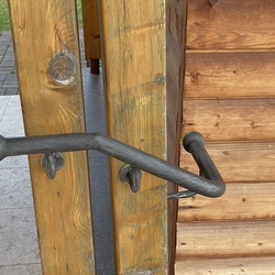 Schmiedeeiserner Handlauf im Außenbereich der Kirche, der den sicheren Übergang der Gläubigen unterstützt Schmiedeeiserner Handlauf im Außenbereich der Kirche, der den sicheren Übergang der Gläubigen unterstützt
