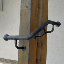 Geschmiedeter Handlauf an der Außentreppe einer griechisch-katholischen Kirche Geschmiedeter Handlauf an der Außentreppe einer griechisch-katholischen Kirche