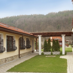 Geschmiedete dekorative Gitter an den Fenstern eines Einfamilienhauses Geschmiedete dekorative Gitter an den Fenstern eines Einfamilienhauses