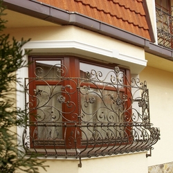Gitter an dem Fenster eines Einfamilienhauses hergestellt im Kunstschmiedeatelier UKOVMI Gitter an dem Fenster eines Einfamilienhauses hergestellt im Kunstschmiedeatelier UKOVMI