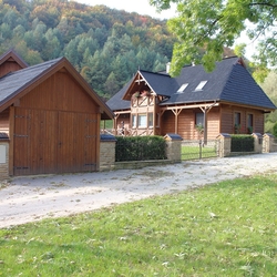 Gesamtansicht des Schmiedeeisernen Zauns der Landhütte von vorne – Vintage-Design Gesamtansicht des Schmiedeeisernen Zauns der Landhütte von vorne – Vintage-Design
