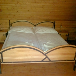 Geschmiedetes Doppelbett, hergestellt fr die Pension ari Park in der Ostslowakei
