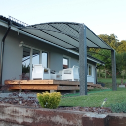 Moderne Terrassenüberdachung – ein hochwertig geschmiedetes Überdach mit einer Oberflächenbehandlung gegen Korrosion Moderne Terrassenüberdachung – ein hochwertig geschmiedetes Überdach mit einer Oberflächenbehandlung gegen Korrosion