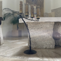 Vierarmiger Kerzenhalter, handgeschmiedet von UKOVMI, schmückt die Kirche Christi König in Prešov, Slowakei Vierarmiger Kerzenhalter, handgeschmiedet von UKOVMI, schmückt die Kirche Christi König in Prešov, Slowakei
