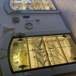 Geschmiedete Glaskabinette in einem Bürgerhaus aus dem 15. Jahrhundert in Spišská Nová Ves Geschmiedete Glaskabinette in einem Bürgerhaus aus dem 15. Jahrhundert in Spišská Nová Ves