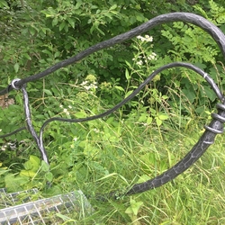 Eine Treppe mit handgeschmiedetem Geländer am Fluss auf einem Privatgrundstück Eine Treppe mit handgeschmiedetem Geländer am Fluss auf einem Privatgrundstück