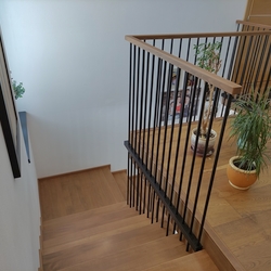Geschmiedetes Geländer für die Treppe hergestellt für ein Einfamilienhaus im Osten der Slowakei Geschmiedetes Geländer für die Treppe hergestellt für ein Einfamilienhaus im Osten der Slowakei