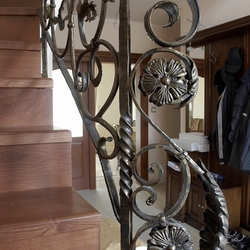 Detail des Innengeländers auf der Treppe – geschmiedetes Geländer von UKOVMI Detail des Innengeländers auf der Treppe – geschmiedetes Geländer von UKOVMI