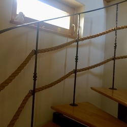 Geschmiedetes Geländer mit Seil auf der Innenwendeltreppe Geschmiedetes Geländer mit Seil auf der Innenwendeltreppe