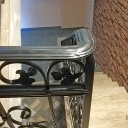 Detail eines Wendelgeländers an einem mehrstöckigen Treppenhaus in der Pension – historisches Design Detail eines Wendelgeländers an einem mehrstöckigen Treppenhaus in der Pension – historisches Design