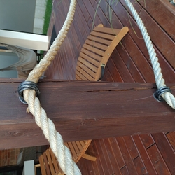 Geschmiedete Seilhalter auf dem Außengeländer auf der Terrasse des Einfamilienhauses hergestellt bei UKOVMI Geschmiedete Seilhalter auf dem Außengeländer auf der Terrasse des Einfamilienhauses hergestellt bei UKOVMI