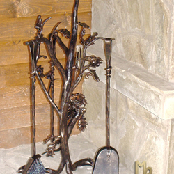 Kamingarnitur – Eichenast – Luxuriöses, handgeschmiedetes Kaminbesteck Kamingarnitur – Eichenast – Luxuriöses, handgeschmiedetes Kaminbesteck