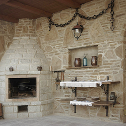 Ein Hauch von Mittelalter – schmiedeeiserne Kamingarnitur und Accessoires in einer Laube Ein Hauch von Mittelalter – schmiedeeiserne Kamingarnitur und Accessoires in einer Laube