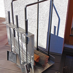 Moderner Holzkorb und Kaminbesteck aus Edelstahl Moderner Holzkorb und Kaminbesteck aus Edelstahl