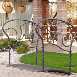 Handgeschmiedete Brücke im Garten eines Einfamilienhauses Handgeschmiedete Brücke im Garten eines Einfamilienhauses