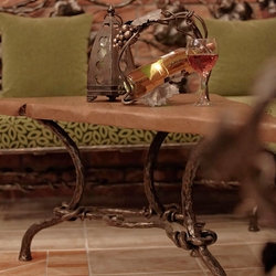 Geschmiedete Details schaffen Vollkommenheit in einem Weinkeller – ein luxuriöser handgeschmiedeter Couchtisch Geschmiedete Details schaffen Vollkommenheit in einem Weinkeller – ein luxuriöser handgeschmiedeter Couchtisch