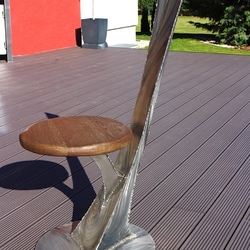 Moderner Stuhl aus Edelstahl – futuristisches Design Moderner Stuhl aus Edelstahl – futuristisches Design