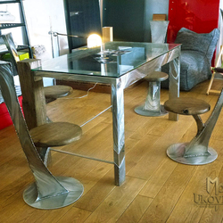 Modernes Sitzen aus Edelstahl in zeitlosem Design – Tisch und Stühle aus Edelstahl – luxuriöse Möbel Modernes Sitzen aus Edelstahl in zeitlosem Design – Tisch und Stühle aus Edelstahl – luxuriöse Möbel