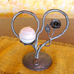 Schmiedeeiserner Leuchter aus Liebe – romantischer Kerzenhalter Schmiedeeiserner Leuchter aus Liebe – romantischer Kerzenhalter