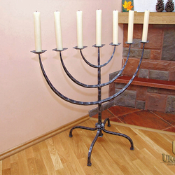 Schmiedeeiserner Leuchter – Menora – Kerzenleuchter mit religiösem Motiv Schmiedeeiserner Leuchter – Menora – Kerzenleuchter mit religiösem Motiv