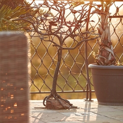 Luxuriöser, schmiedeeiserner Kerzenleuchter auf einer Terrasse – handgeschmiedeter Kerzenleuchter BAUM Luxuriöser, schmiedeeiserner Kerzenleuchter auf einer Terrasse – handgeschmiedeter Kerzenleuchter BAUM