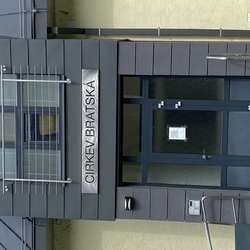 Rostfreie Aufschrift an der Kirche Rostfreie Aufschrift an der Kirche