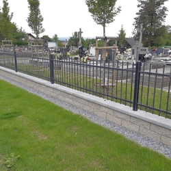 Geschmiedetes Tor und Zaun, hergestellt in UKOVMI für den Friedhof in ¼ubotice Geschmiedetes Tor und Zaun, hergestellt in UKOVMI für den Friedhof in ¼ubotice