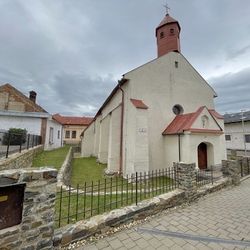 Die Umzäunung der römisch-katholischen Kirche, die im 13. oder 14. Jahrhundert aufgebaut ist, mit handgeschmiedetem Kreuz Die Umzäunung der römisch-katholischen Kirche, die im 13. oder 14. Jahrhundert aufgebaut ist, mit handgeschmiedetem Kreuz