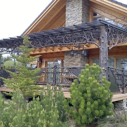 Gesamtansicht der auergewhnlichen berdachung der Terrasse der Tatra-Htte  ein Kunstwerk aus der Schmiedewerkstatt 