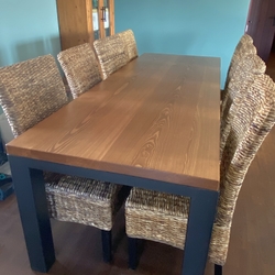 Moderner geschmiedeter Tisch mit Holz hergestellt in UKOVMI – hochwertiges Möbel Moderner geschmiedeter Tisch mit Holz hergestellt in UKOVMI – hochwertiges Möbel