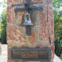 Handgeschmiedetes Kreuz und Tafel mit dem Text angefertigt von UKOVMI für den Wallfahrtsort Handgeschmiedetes Kreuz und Tafel mit dem Text angefertigt von UKOVMI für den Wallfahrtsort