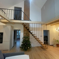 Modernes Metallgeländer an den Treppen eines Einfamilienhauses - Innengeländer Modernes Metallgeländer an den Treppen eines Einfamilienhauses - Innengeländer