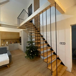 Metallgeländer mit schlichtem Design im Innenraum eines Einfamilienhauses Metallgeländer mit schlichtem Design im Innenraum eines Einfamilienhauses