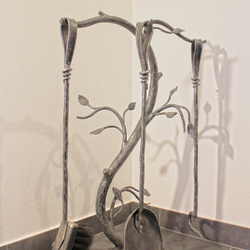Designkaminofenbesteck – handgeschmiedet im Atelier der Schmiedekunst UKOVMI Designkaminofenbesteck – handgeschmiedet im Atelier der Schmiedekunst UKOVMI