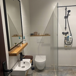 Geschmiedeter Spiegel und Accessoires fr ein Badezimmer in schwarzer Farbe
