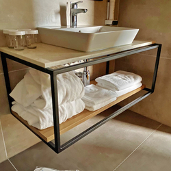 Modernes Badezimmer-Regal unter dem Waschbecken – eine Kombination aus Metall und Holz – einfaches Design Modernes Badezimmer-Regal unter dem Waschbecken – eine Kombination aus Metall und Holz – einfaches Design