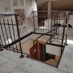 Geländer mit Muster OMA entworfen und hergestellt im Atelier UKOVMI für den Innenraum im Dachgeschoss Geländer mit Muster OMA entworfen und hergestellt im Atelier UKOVMI für den Innenraum im Dachgeschoss