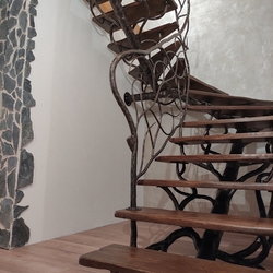 Geschmiedete Treppe mit einem außergewöhnlichen Geländer, ergänzt mit Holz – Innenarchitektur Geschmiedete Treppe mit einem außergewöhnlichen Geländer, ergänzt mit Holz – Innenarchitektur
