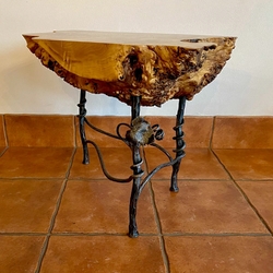 Designer-Tisch mit Weinstock-Motiv im Weinkeller  Luxusmbel