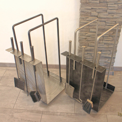 Moderne Kamingarnituren  Holzkorb mit Kaminbesteck aus Edelstahl