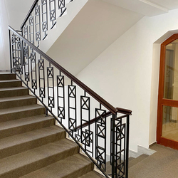 Modernes Treppengeländer im Interieur des Tatra Hotels Bellevue – Metallgeländer in einem 7-stöckigen Gebäude Modernes Treppengeländer im Interieur des Tatra Hotels Bellevue – Metallgeländer in einem 7-stöckigen Gebäude
