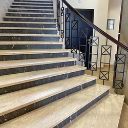 Spiralförmiges Metallgeländer mit Holzhandlauf im Treppenhaus eines Hotels in der Tatra Spiralförmiges Metallgeländer mit Holzhandlauf im Treppenhaus eines Hotels in der Tatra