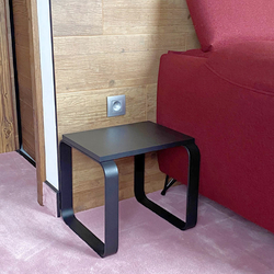 Einfacher, bogenförmiger Tisch – moderne Metallmöbel Einfacher, bogenförmiger Tisch – moderne Metallmöbel