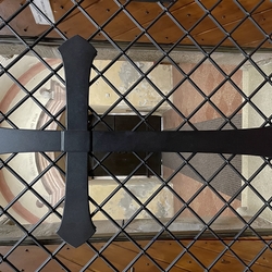 Kreuz auf einem geschmiedeten Gitter an einer Tür in einer historischen Kirche Kreuz auf einem geschmiedeten Gitter an einer Tür in einer historischen Kirche
