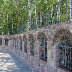 Handgeschmiedetes Gelnder CRAZY und geschmiedete Denkmale an einem Wallfahrtsort Butkov