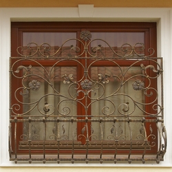 Geschmiedete dekorative Gitter an den Fenstern von UKOVMI fr ein Einfamilienhaus
