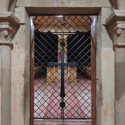 Geschmiedetes Gitter mit Kreuz in der römisch-katholischen Pfarrkirche aus dem 13. Jahrhundert Geschmiedetes Gitter mit Kreuz in der römisch-katholischen Pfarrkirche aus dem 13. Jahrhundert